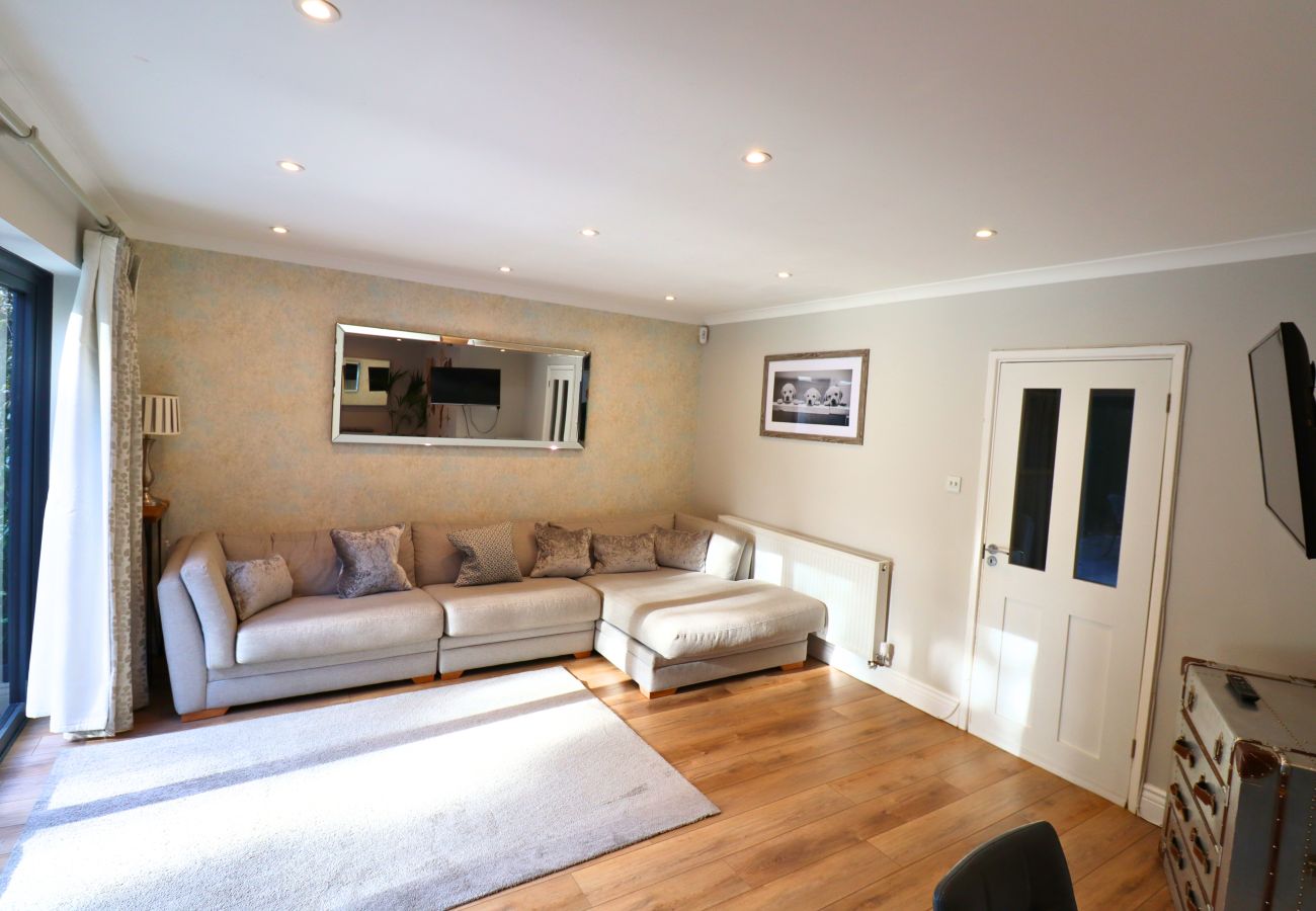 House in Ascot - Ascot Spacious Four Bedroom Family Home 
