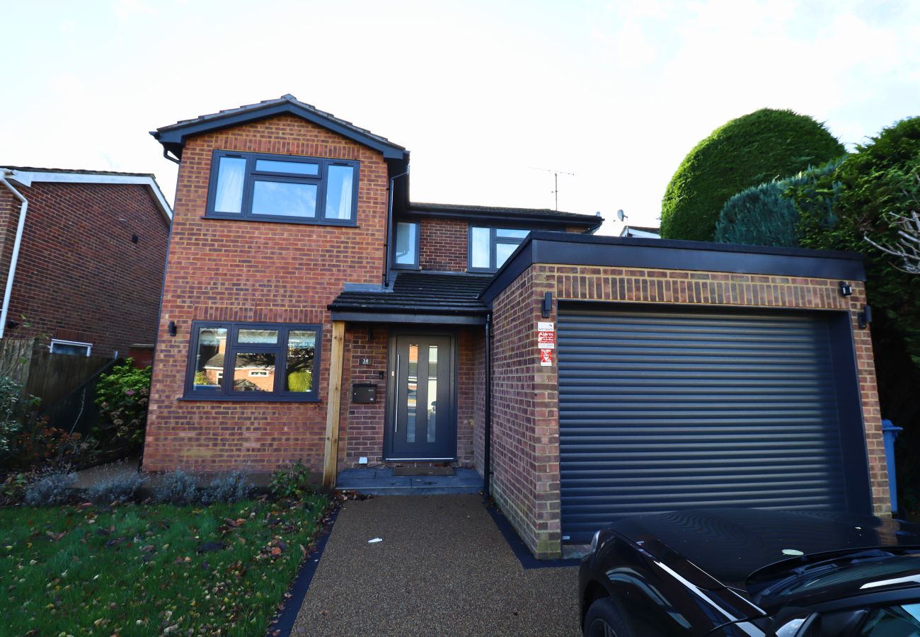 House in Ascot - Ascot Spacious Four Bedroom Family Home 