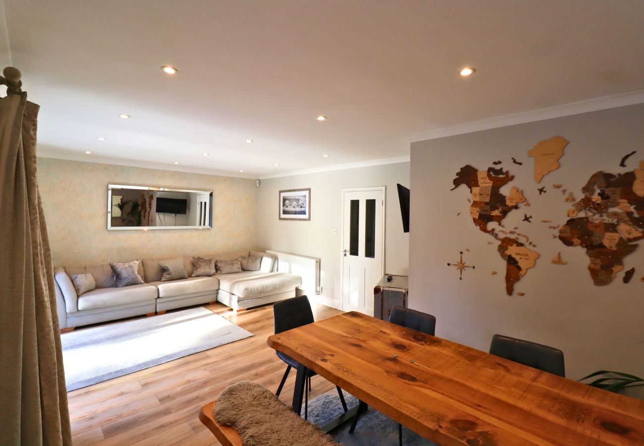 House in Ascot - Ascot Spacious Four Bedroom Family Home 