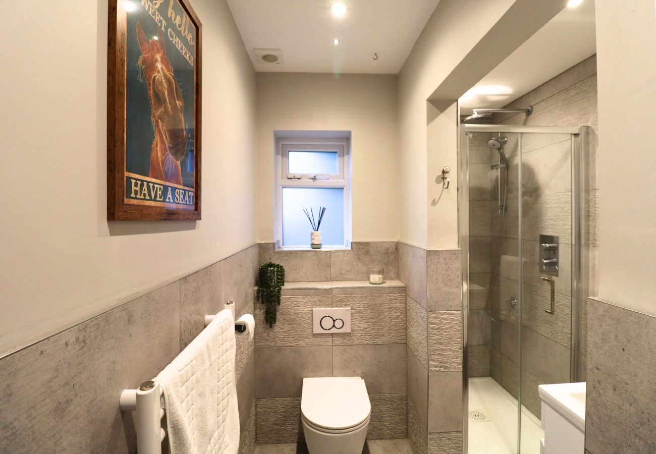 House in Ascot - Ascot Spacious Four Bedroom Family Home 
