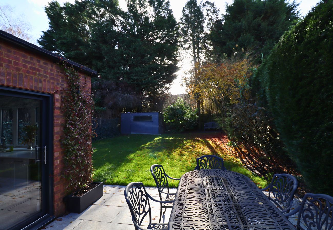 House in Ascot - Ascot Spacious Four Bedroom Family Home 