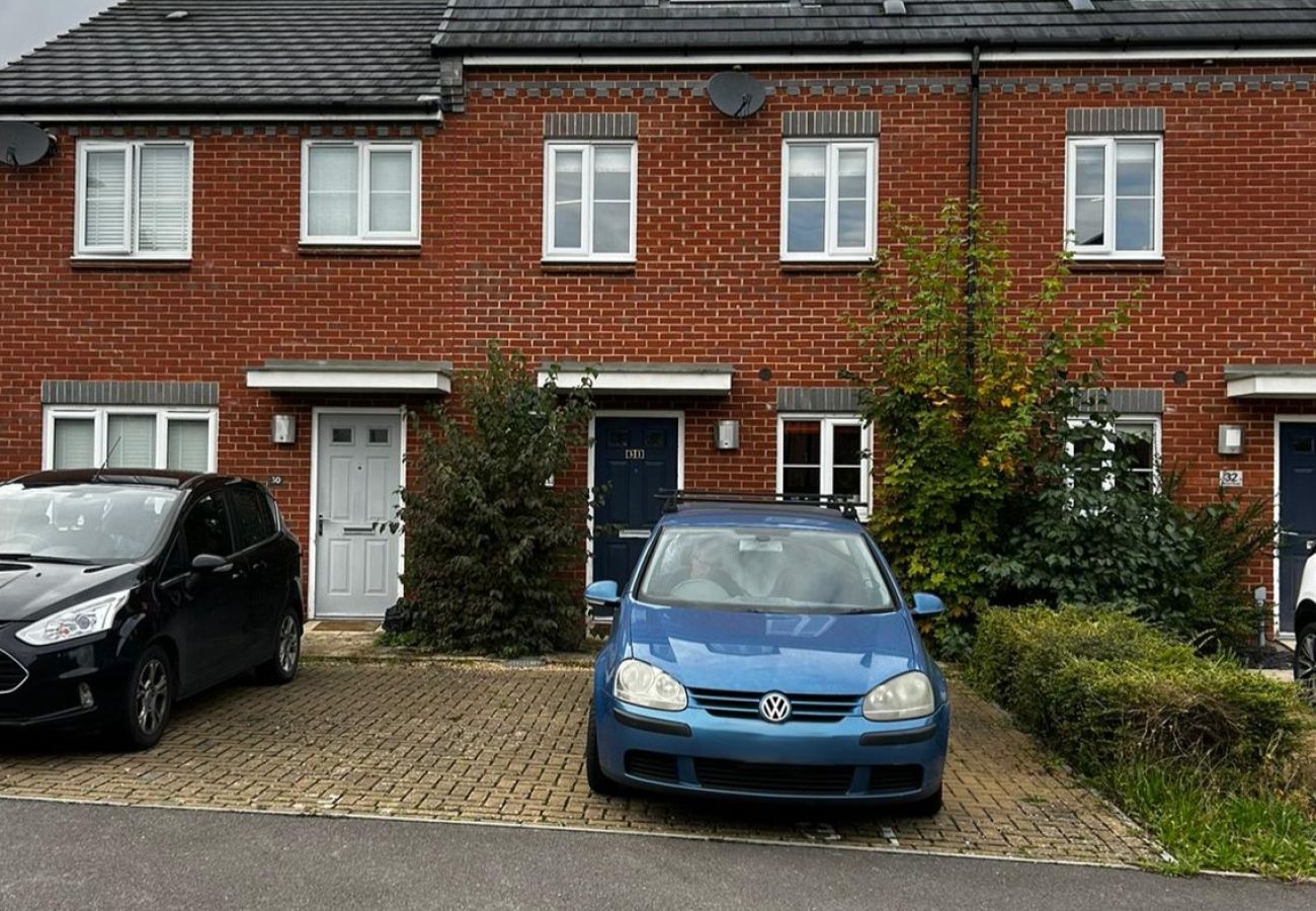 House in Andover - Private Parking - Three Bedroom Home Andover
