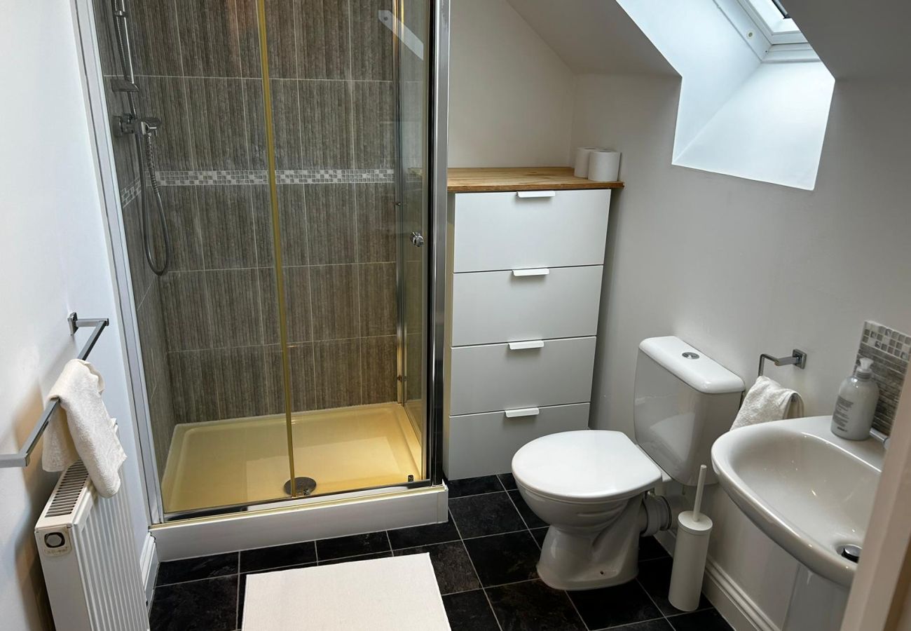 House in Andover - Private Parking - Three Bedroom Home Andover