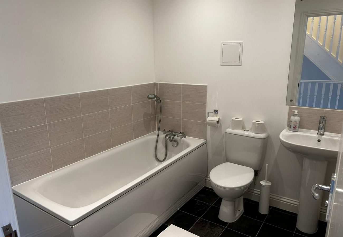 House in Andover - Private Parking - Three Bedroom Home Andover