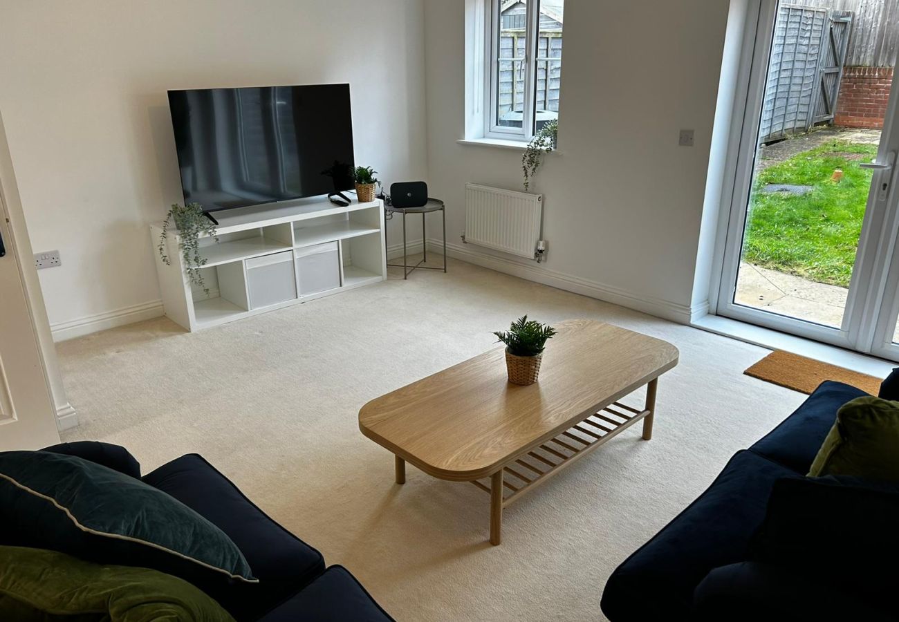 House in Andover - Private Parking - Three Bedroom Home Andover