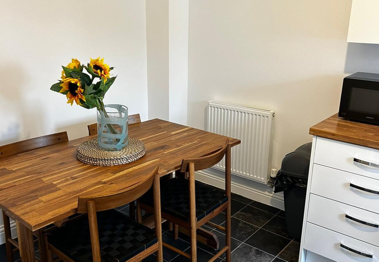 House in Andover - Private Parking - Three Bedroom Home Andover