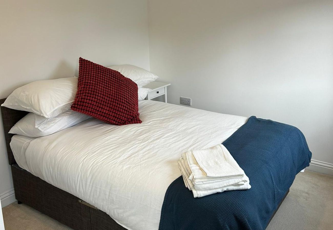 House in Andover - Private Parking - Three Bedroom Home Andover