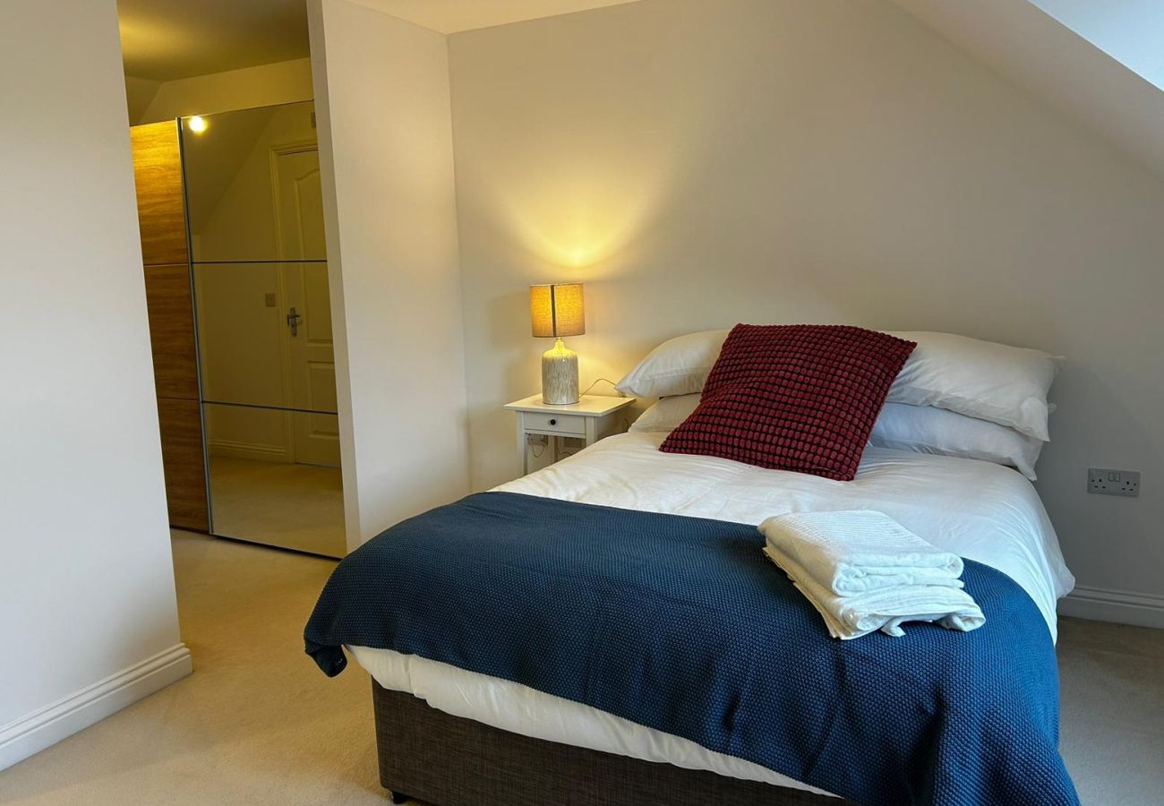 House in Andover - Private Parking - Three Bedroom Home Andover