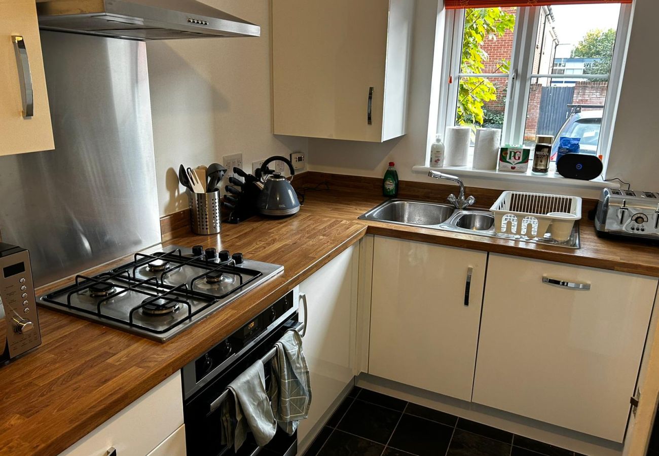 House in Andover - Private Parking - Three Bedroom Home Andover