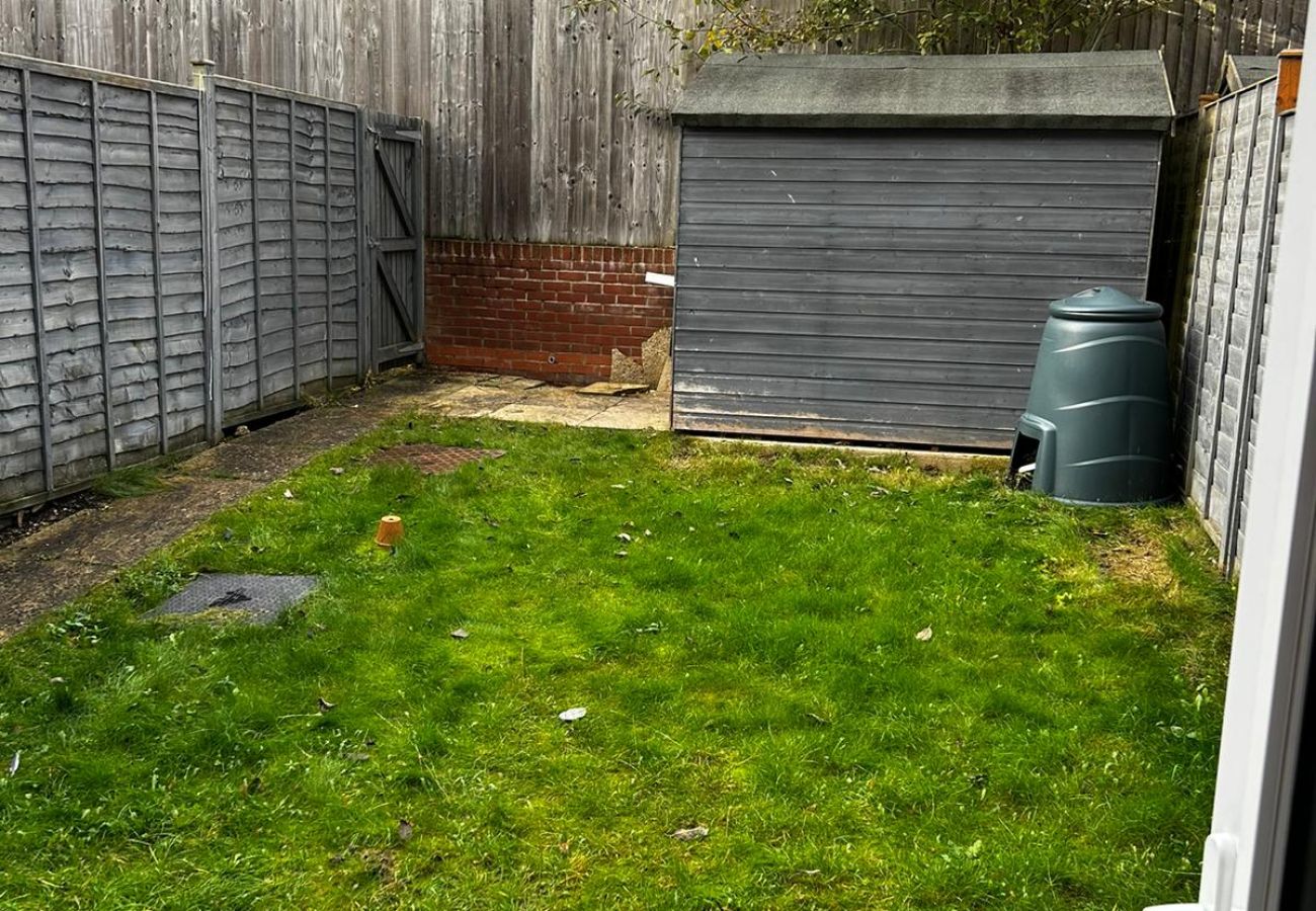 House in Andover - Private Parking - Three Bedroom Home Andover