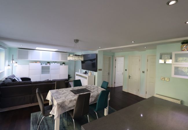 House in Ascot - Ascot Spacious 5-Bedroom House  House in Ascot - Ascot Spacious 5-Bedroom House