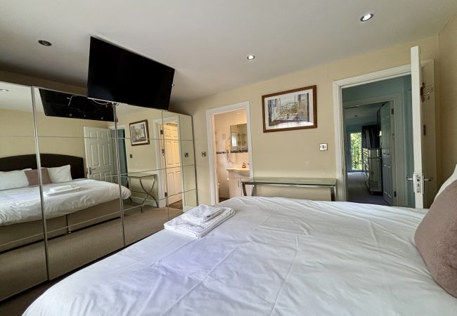 House in Ascot - Ascot Spacious 5-Bedroom House 