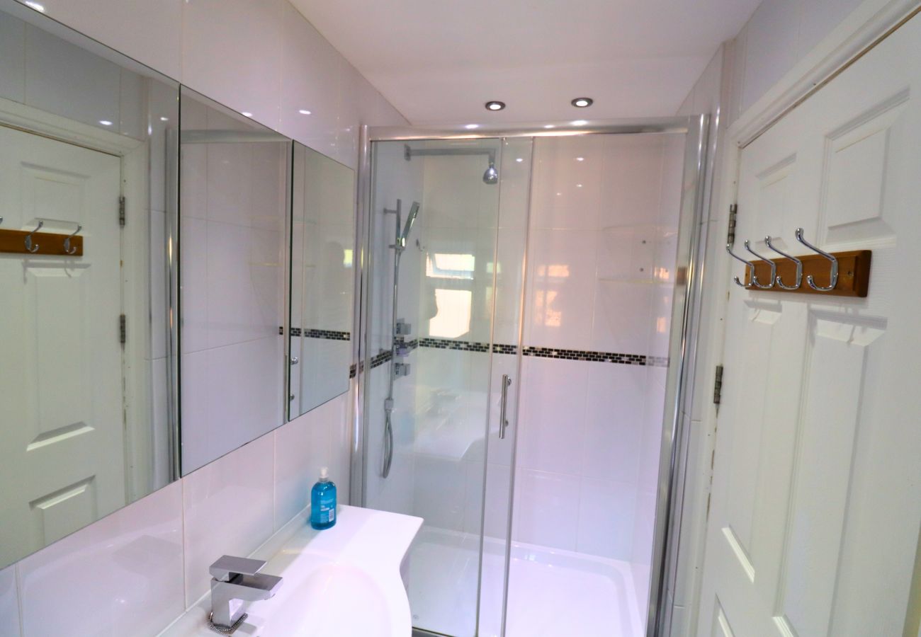 House in Ascot - Ascot Spacious 5-Bedroom House 
