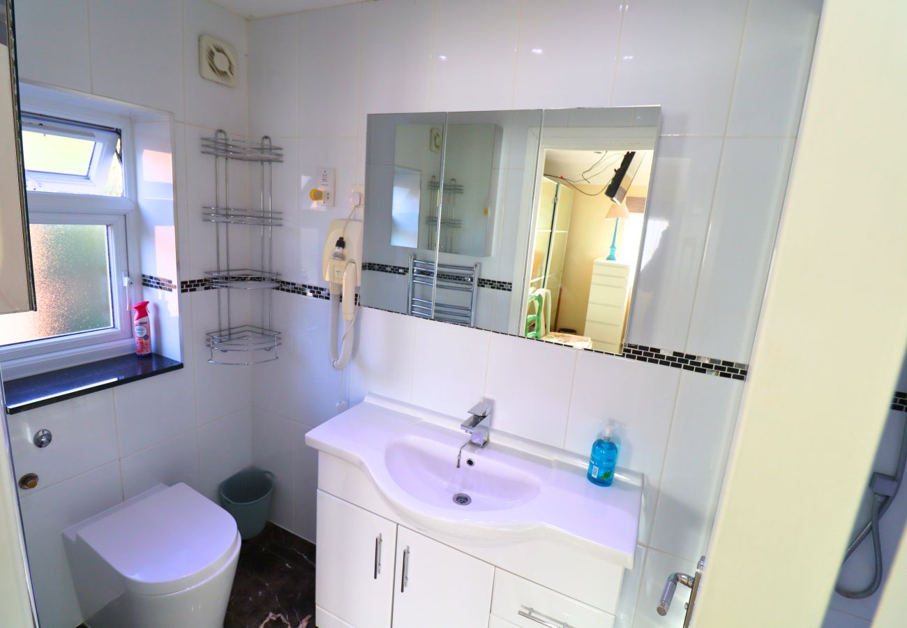 House in Ascot - Ascot Spacious 5-Bedroom House 