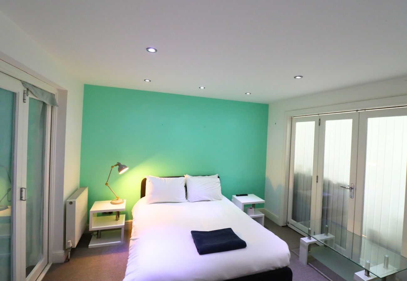House in Ascot - Ascot Spacious 5-Bedroom House 