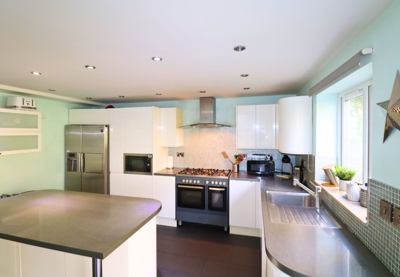 House in Ascot - Ascot Spacious 5-Bedroom House 