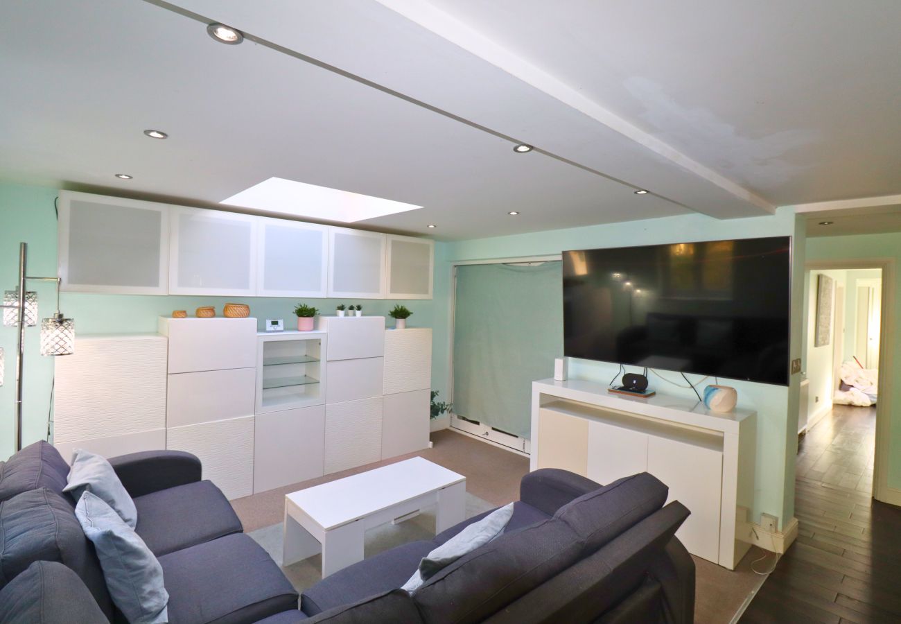House in Ascot - Ascot Spacious 5-Bedroom House 