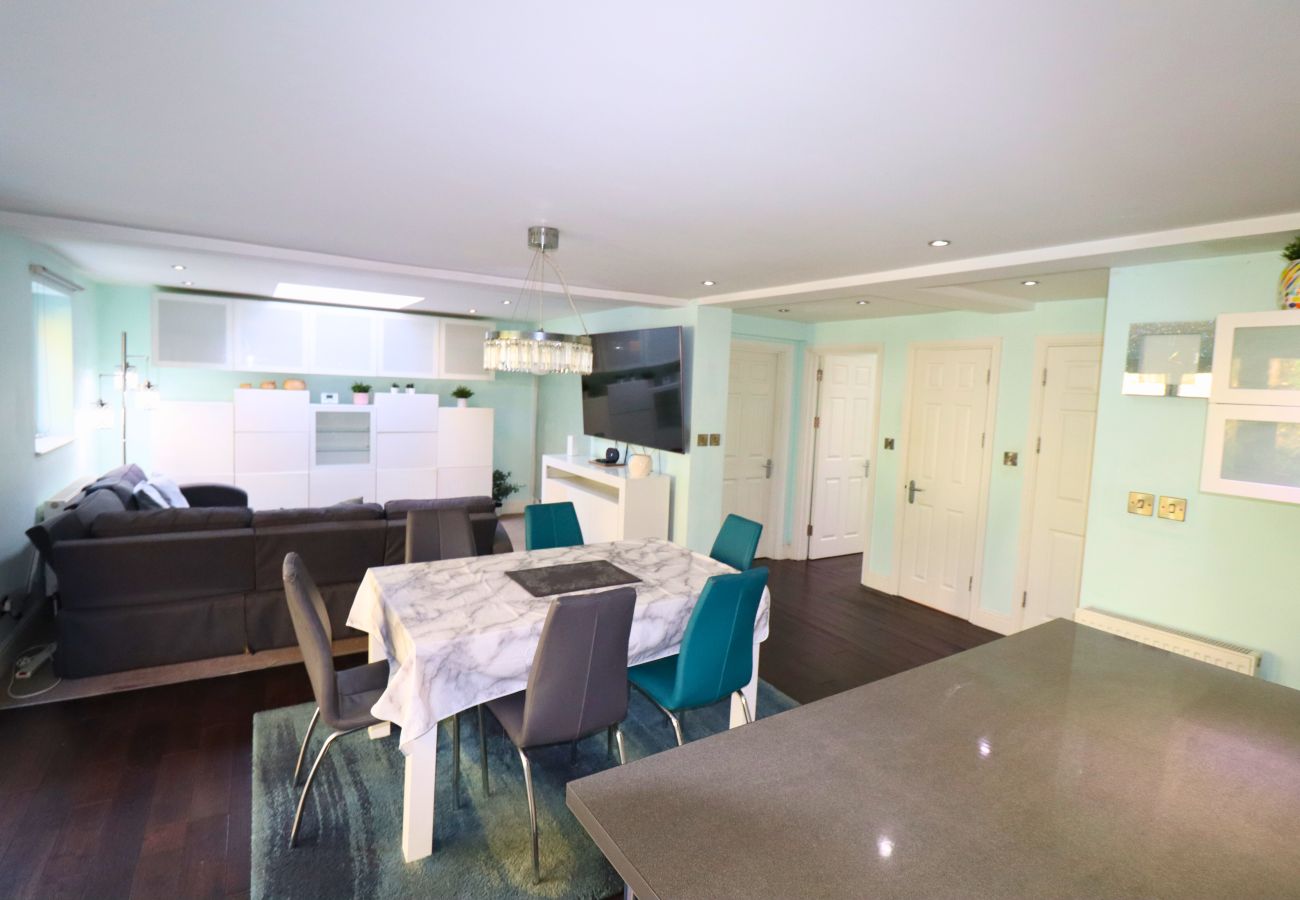 House in Ascot - Ascot Spacious 5-Bedroom House 