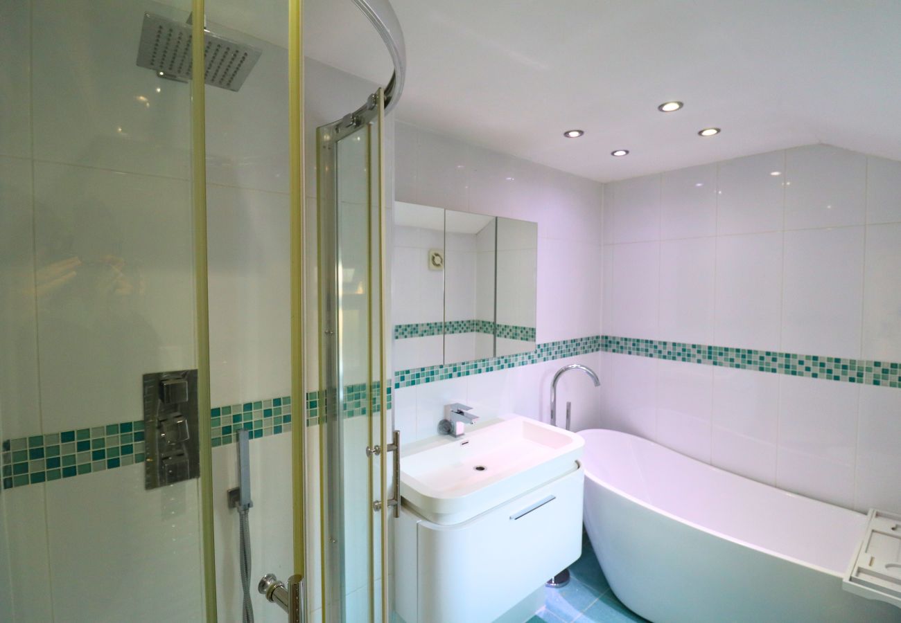 House in Ascot - Ascot Spacious 5-Bedroom House 