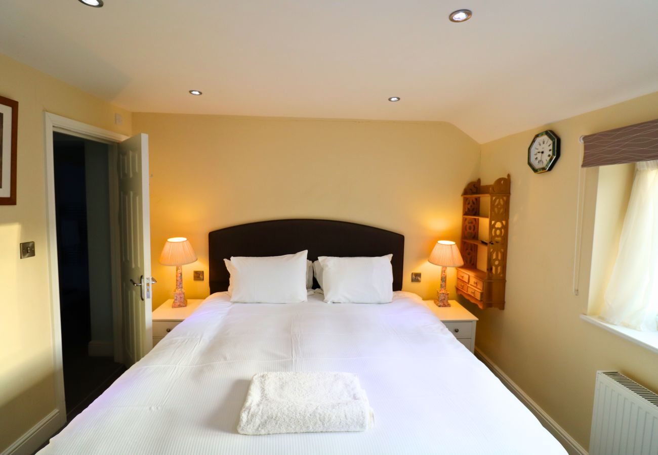 House in Ascot - Ascot Spacious 5-Bedroom House 