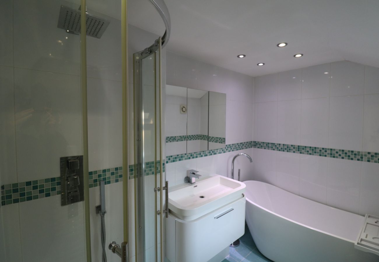 House in Ascot - Ascot Spacious 5-Bedroom House 