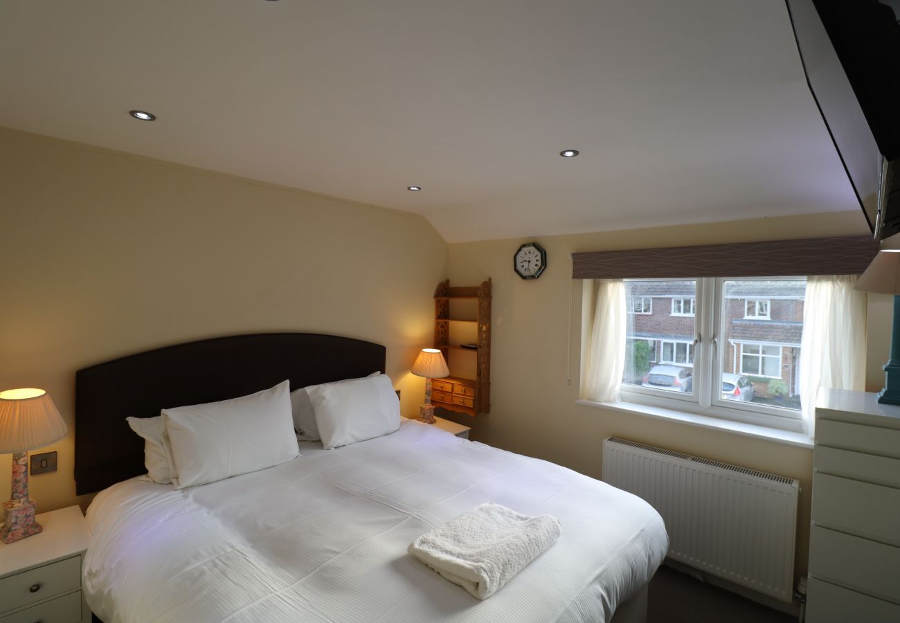 House in Ascot - Ascot Spacious 5-Bedroom House 