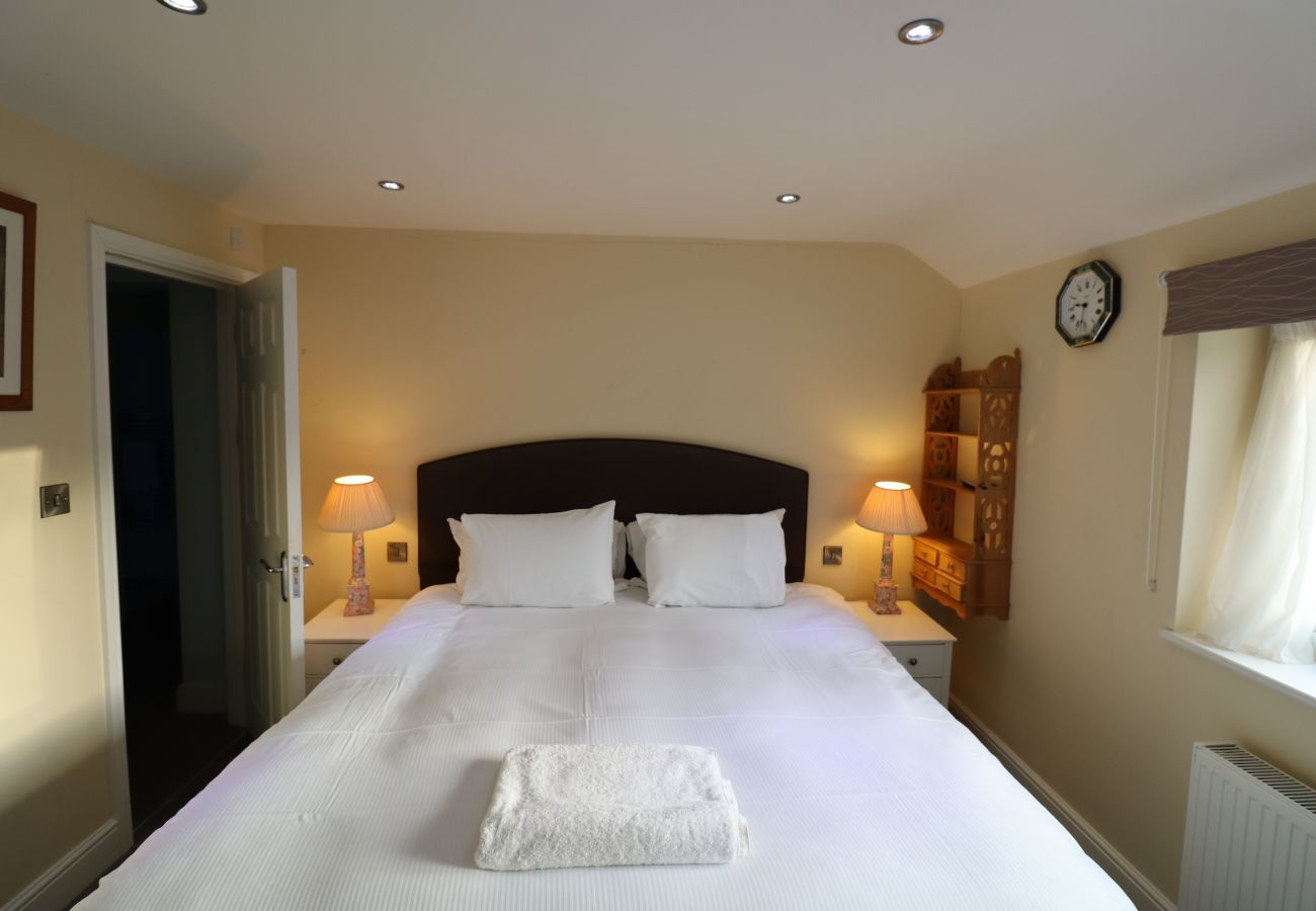 House in Ascot - Ascot Spacious 5-Bedroom House 