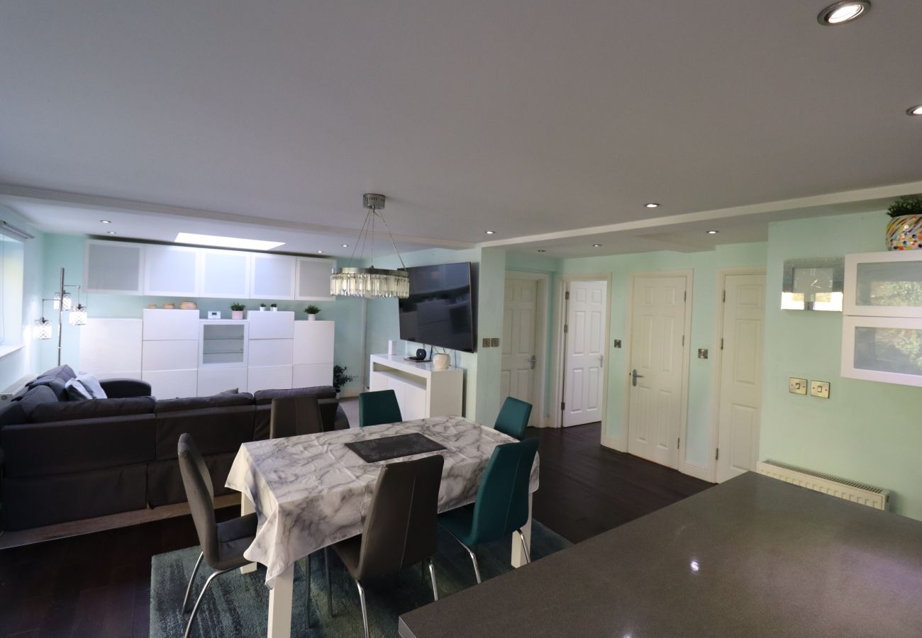 House in Ascot - Ascot Spacious 5-Bedroom House 