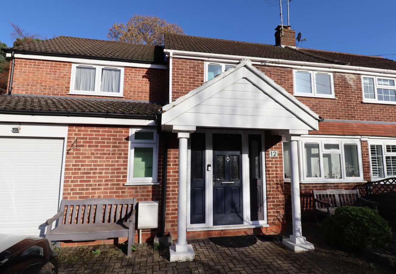 House in Ascot - Ascot Spacious 5-Bedroom House 