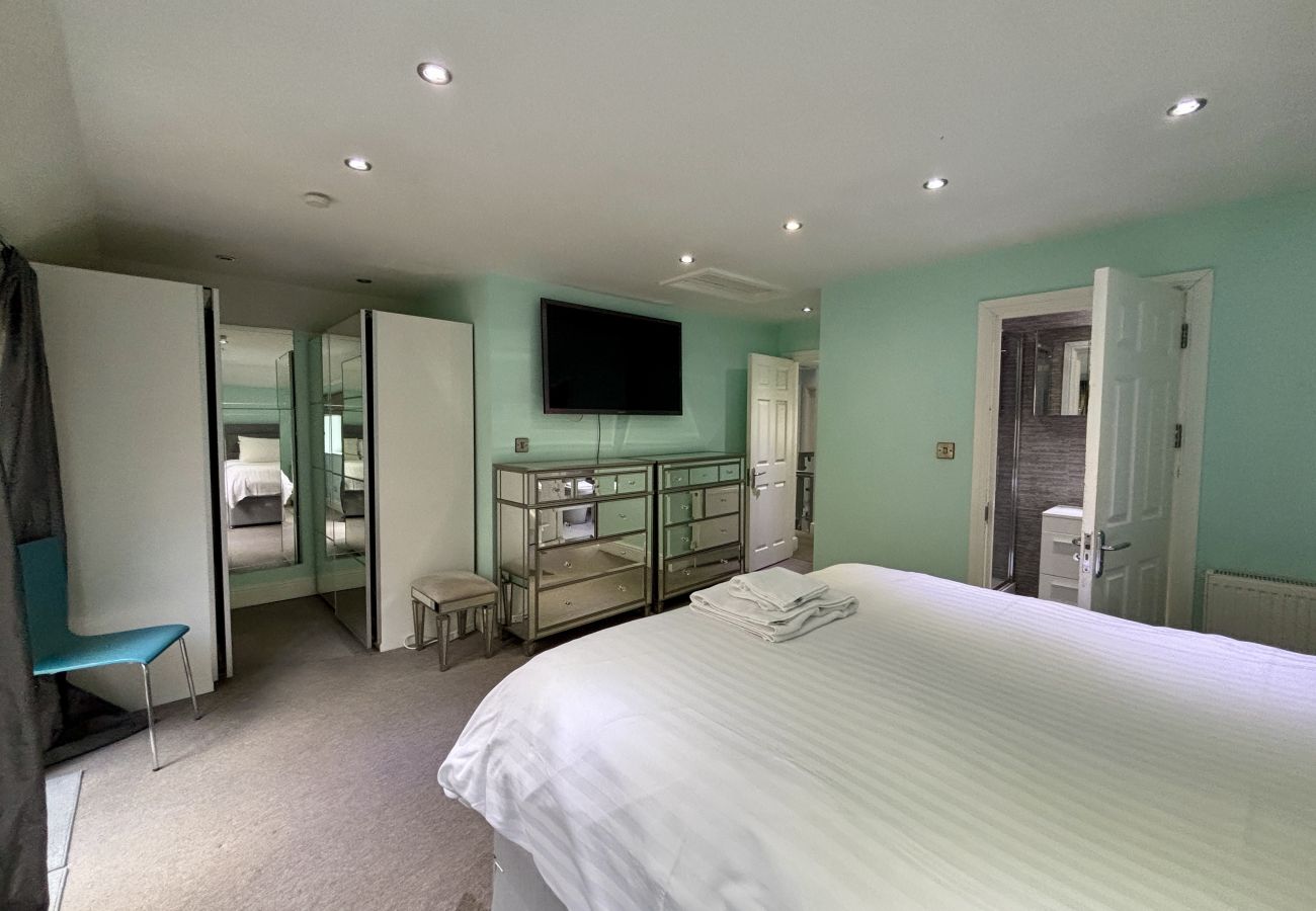 House in Ascot - Ascot Spacious 5-Bedroom House 