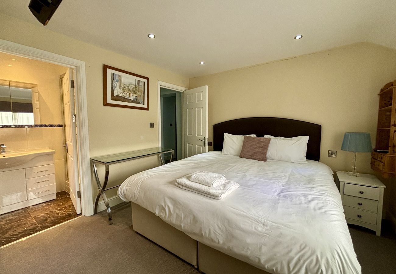 House in Ascot - Ascot Spacious 5-Bedroom House 