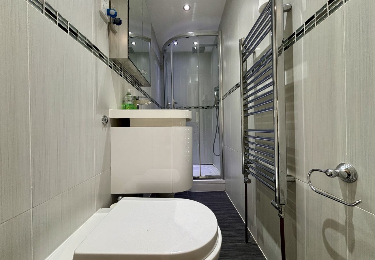 House in Ascot - Ascot Spacious 5-Bedroom House 