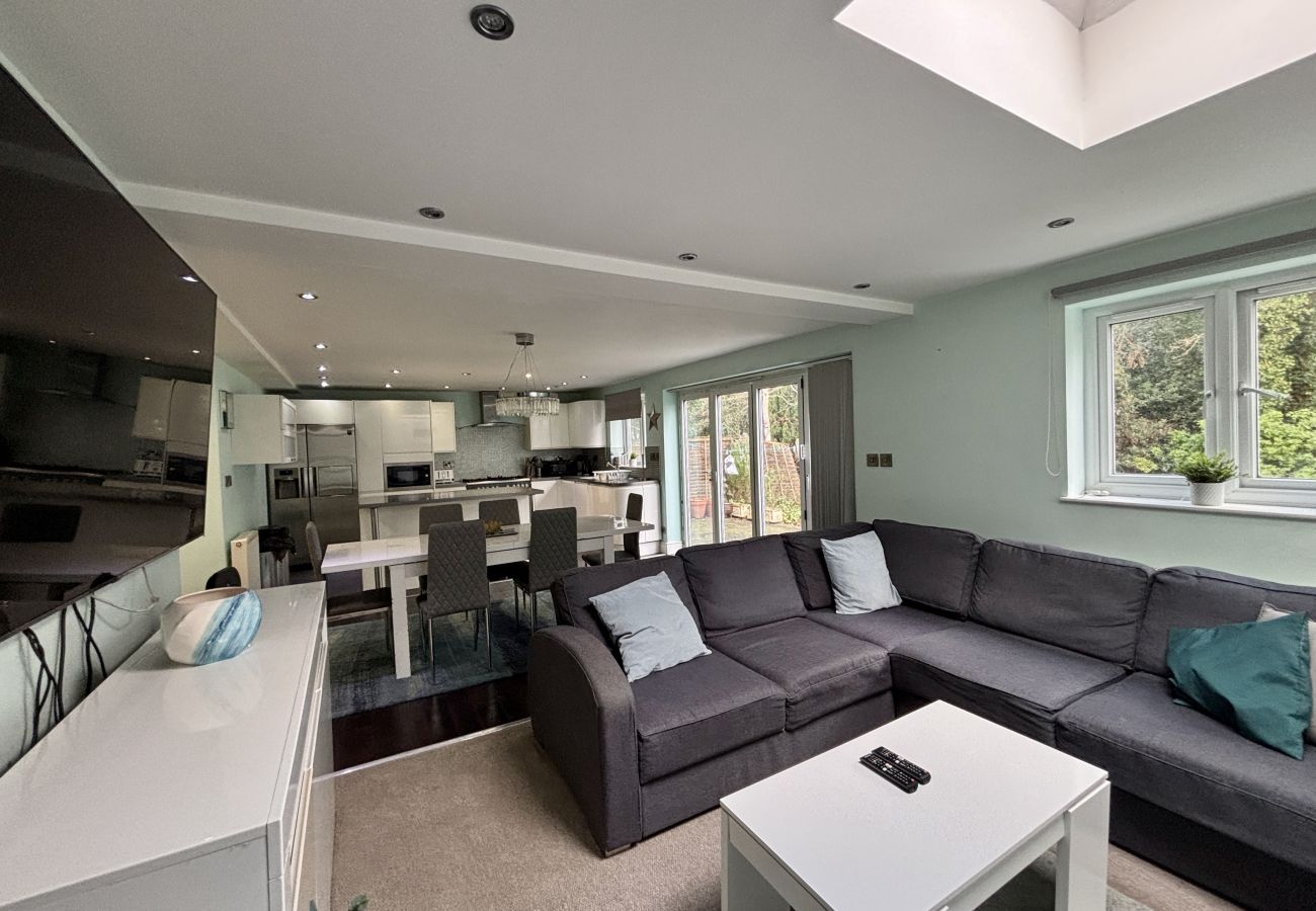 House in Ascot - Ascot Spacious 5-Bedroom House 