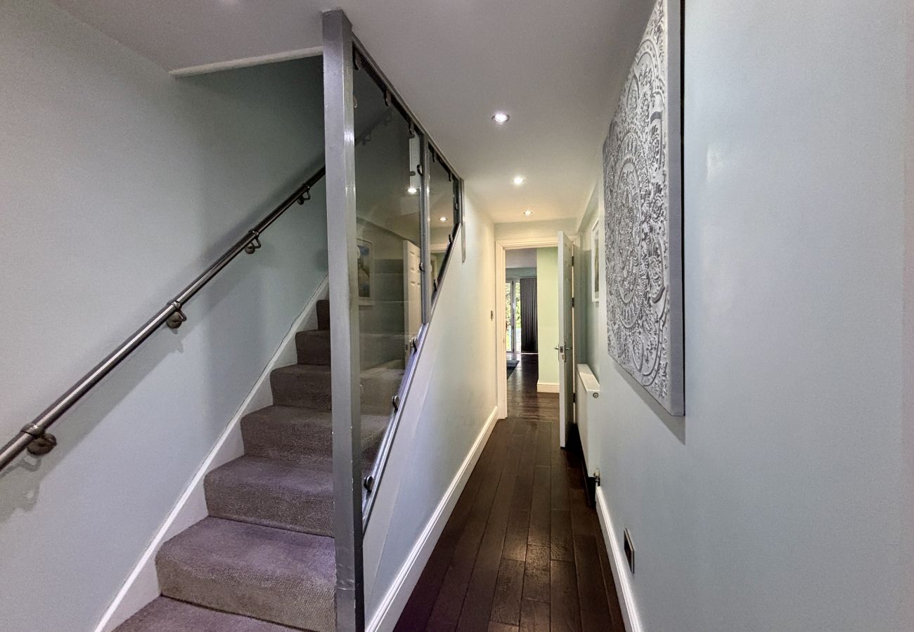 House in Ascot - Ascot Spacious 5-Bedroom House 