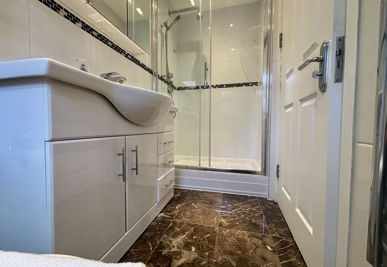 House in Ascot - Ascot Spacious 5-Bedroom House 