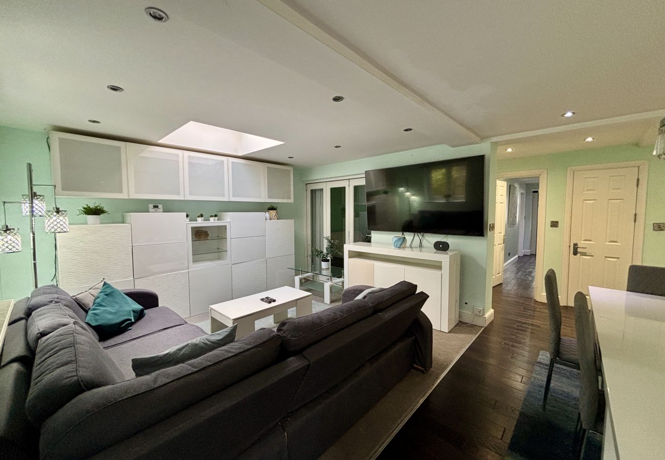 House in Ascot - Ascot Spacious 5-Bedroom House 