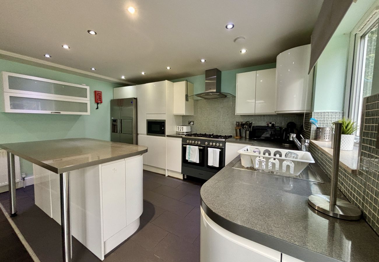 House in Ascot - Ascot Spacious 5-Bedroom House 