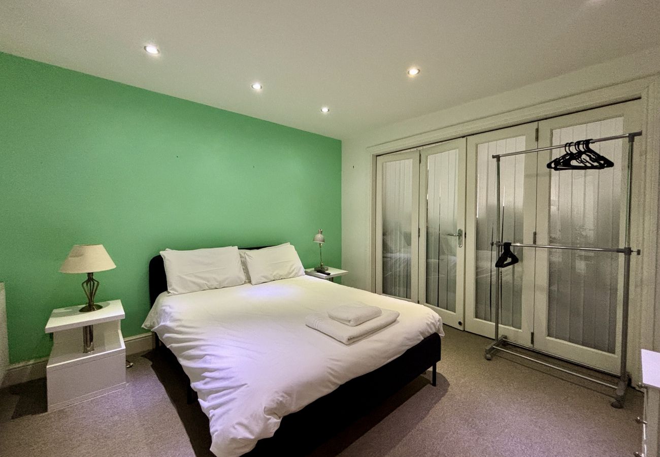 House in Ascot - Ascot Spacious 5-Bedroom House 