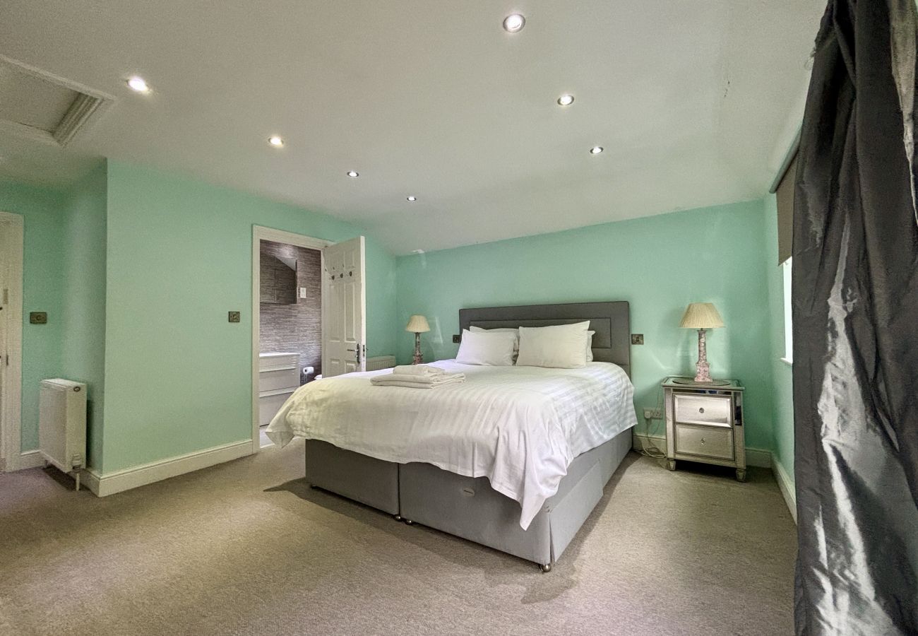 House in Ascot - Ascot Spacious 5-Bedroom House 