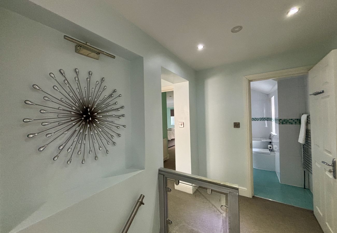 House in Ascot - Ascot Spacious 5-Bedroom House 