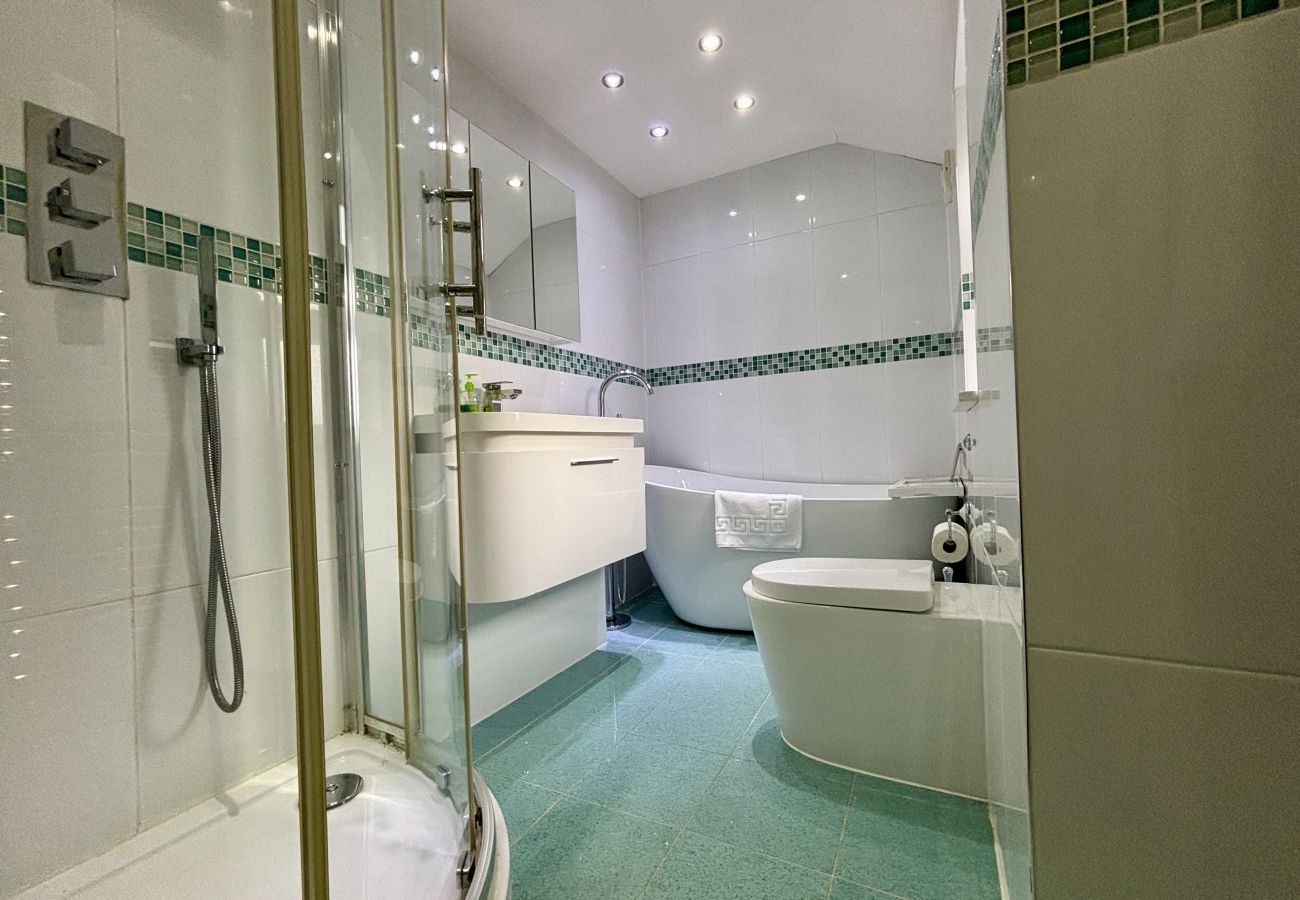 House in Ascot - Ascot Spacious 5-Bedroom House 