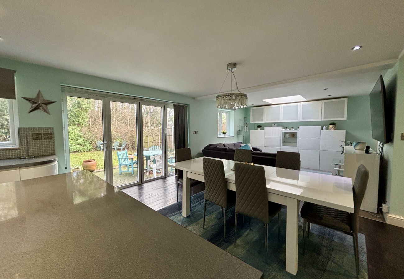 House in Ascot - Ascot Spacious 5-Bedroom House 