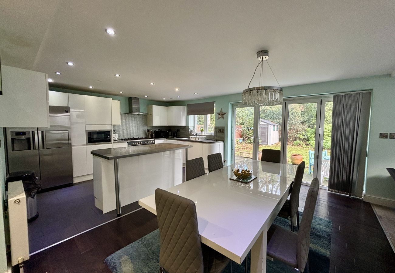 House in Ascot - Ascot Spacious 5-Bedroom House 