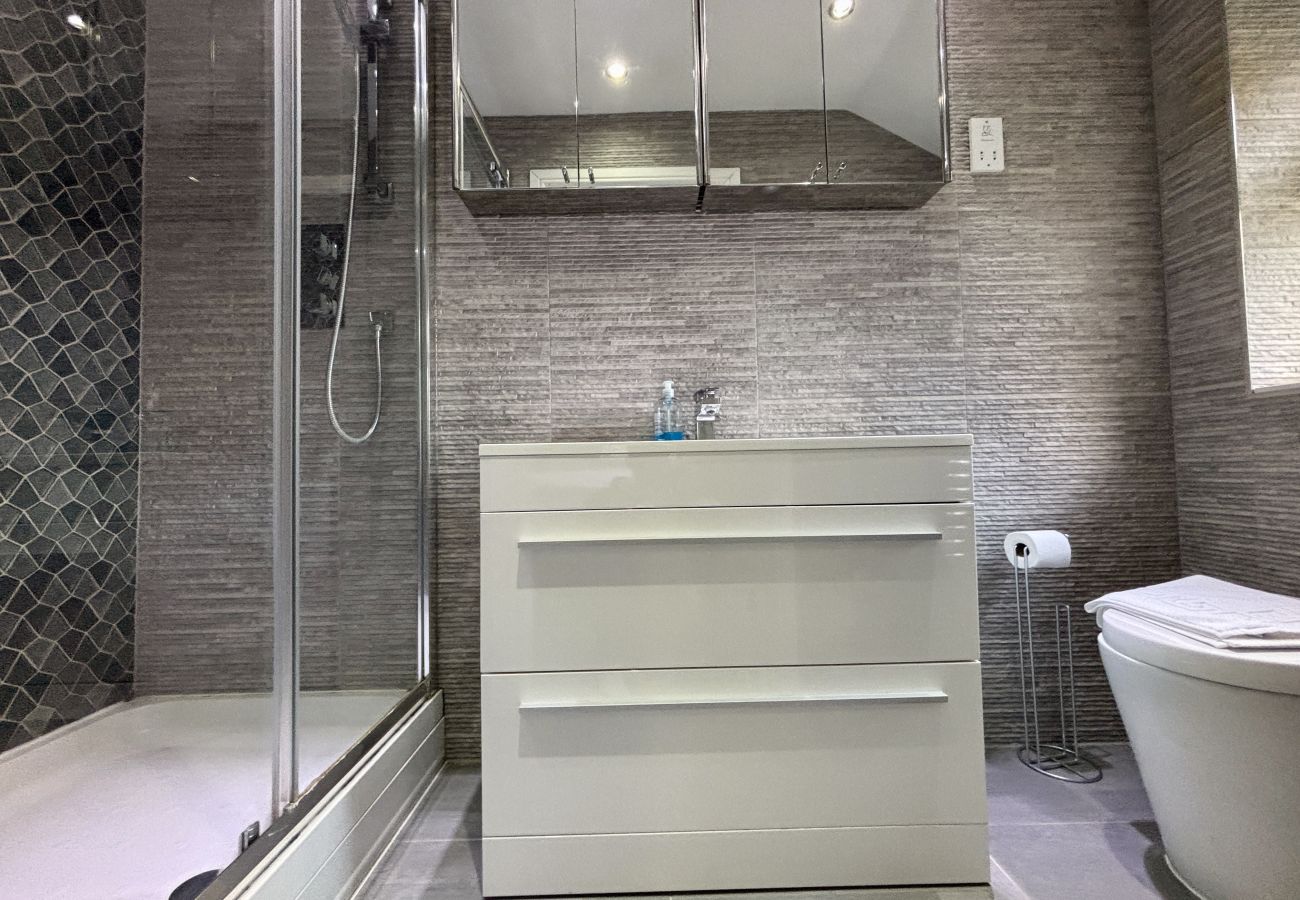 House in Ascot - Ascot Spacious 5-Bedroom House 