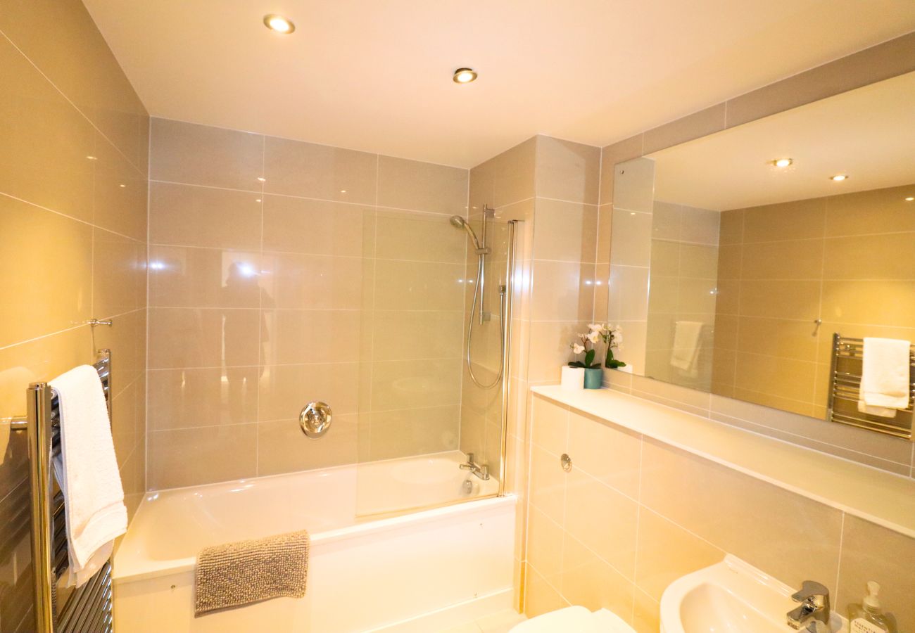 Apartment in Bracknell - Stylish Two Bedroom Apartment Central Bracknell 