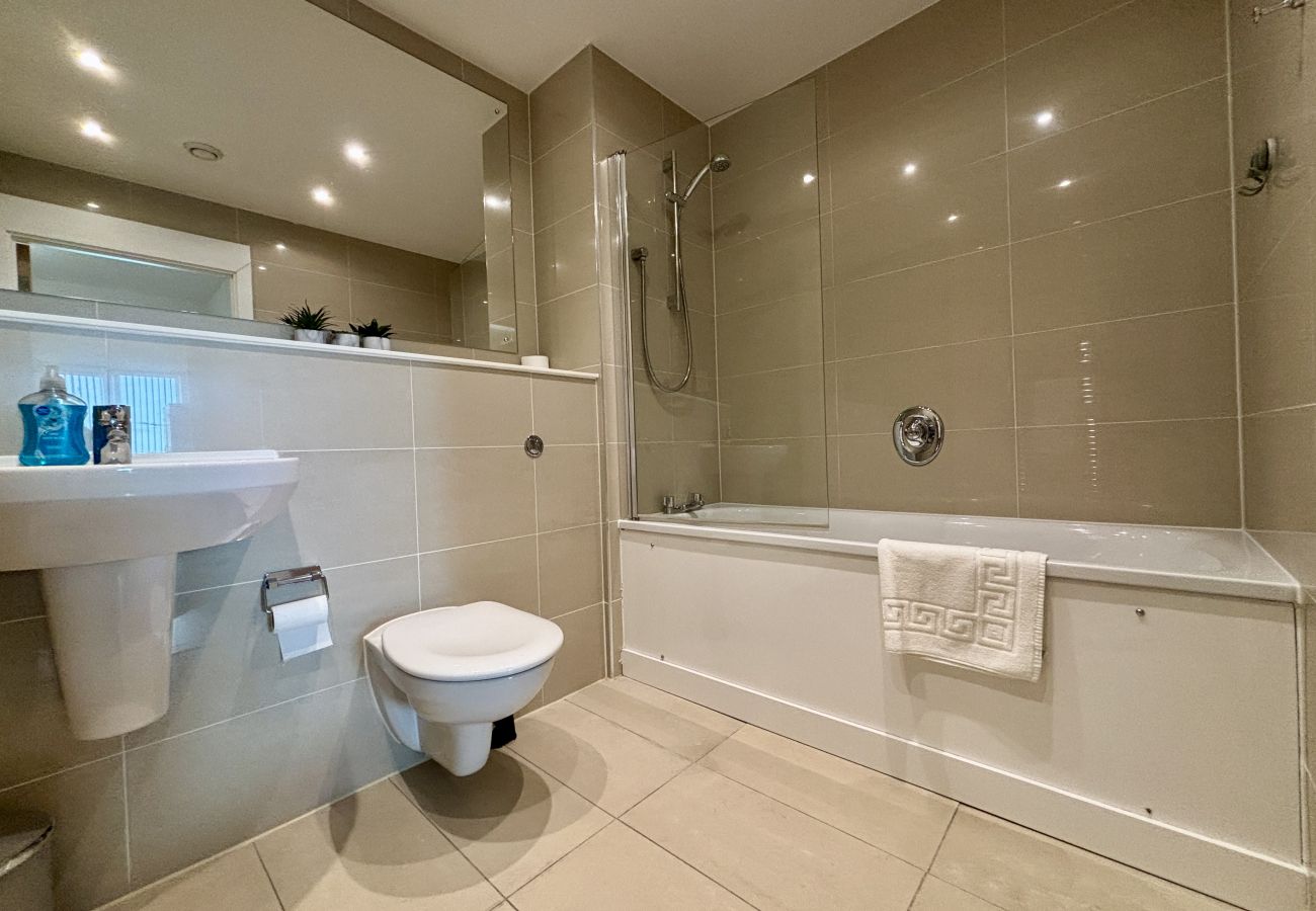 Apartment in Bracknell - Stylish Two Bedroom Apartment Central Bracknell 