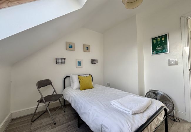 Apartment in Egham - Egham Stylish Two Bedroom Apartment 