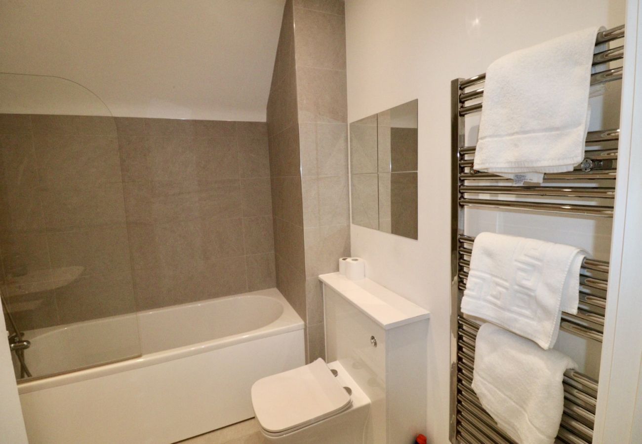 Apartment in Egham - Egham Stylish Two Bedroom Apartment 