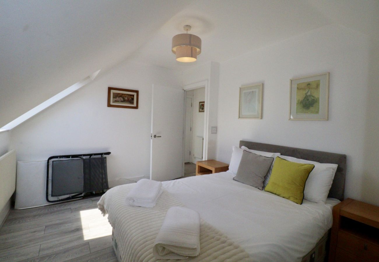 Apartment in Egham - Egham Stylish Two Bedroom Apartment 