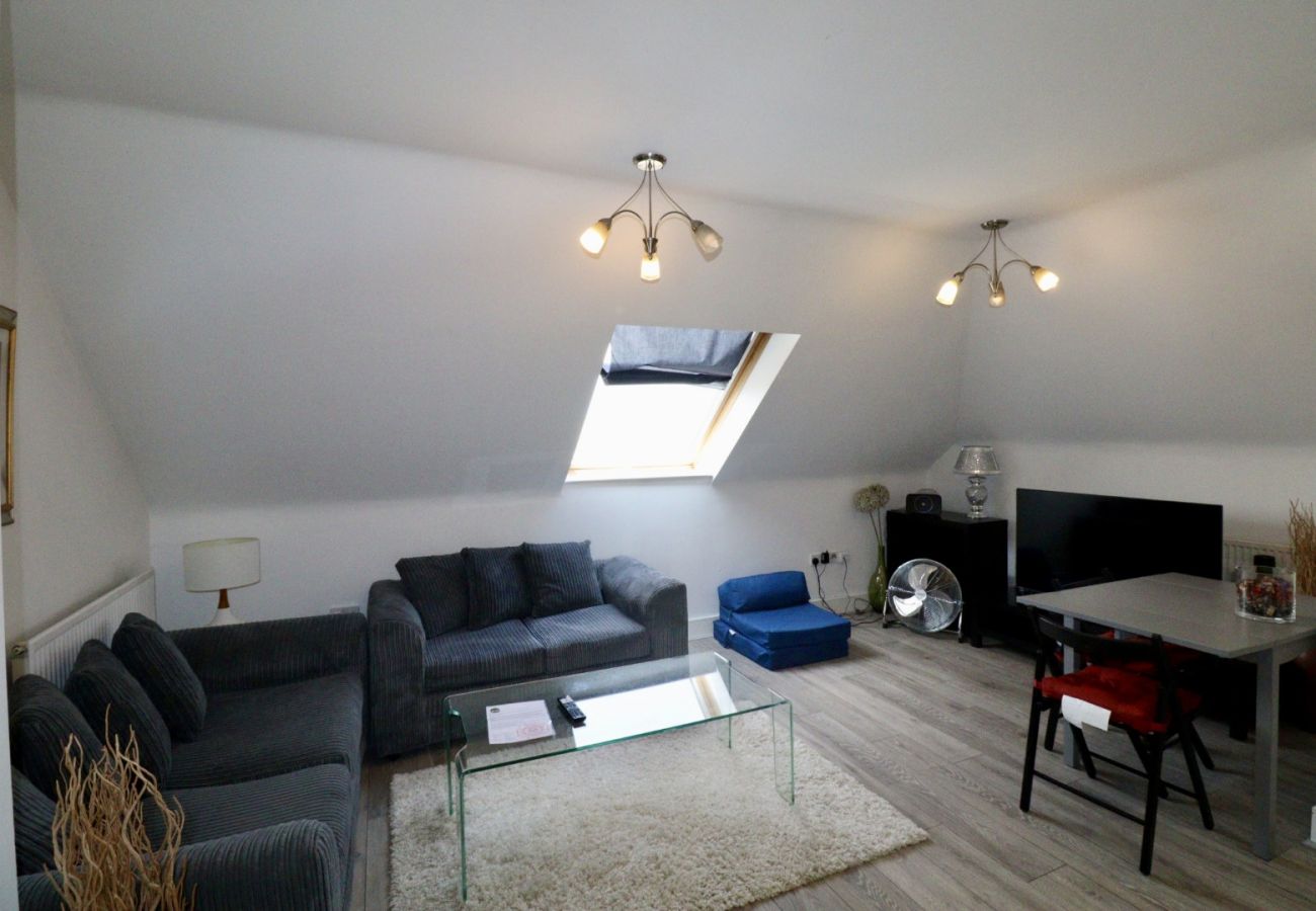 Apartment in Egham - Egham Stylish Two Bedroom Apartment 